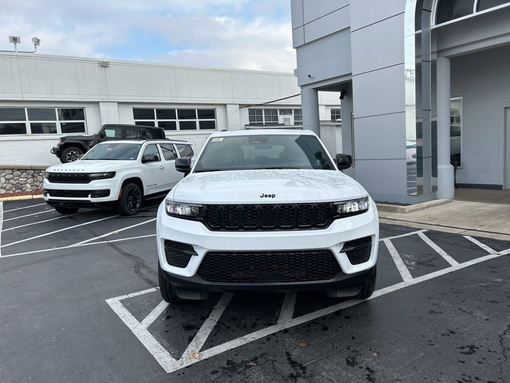 New 2025 Jeep Grand Cherokee Altitude image 7