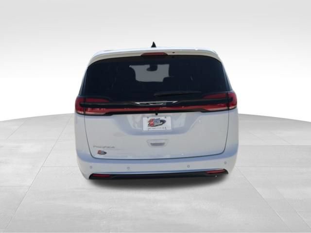 New 2027 Chrysler Pacifica Select FWD image 4