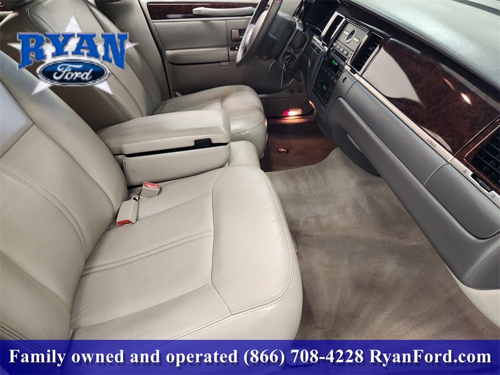Used 2008 Lincoln Town Car Signature Limited image 10