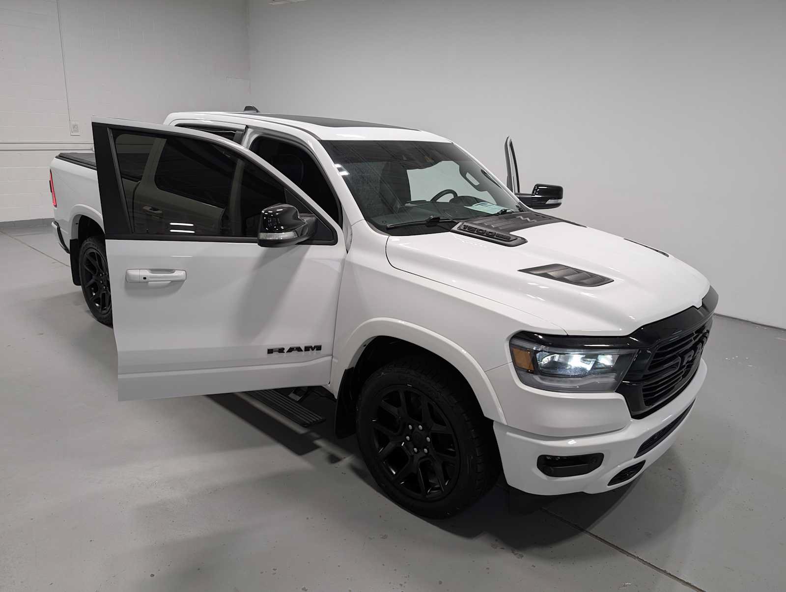 Used 2021 RAM 1500 Laramie w/ Night Edition AWD/4WD image 14