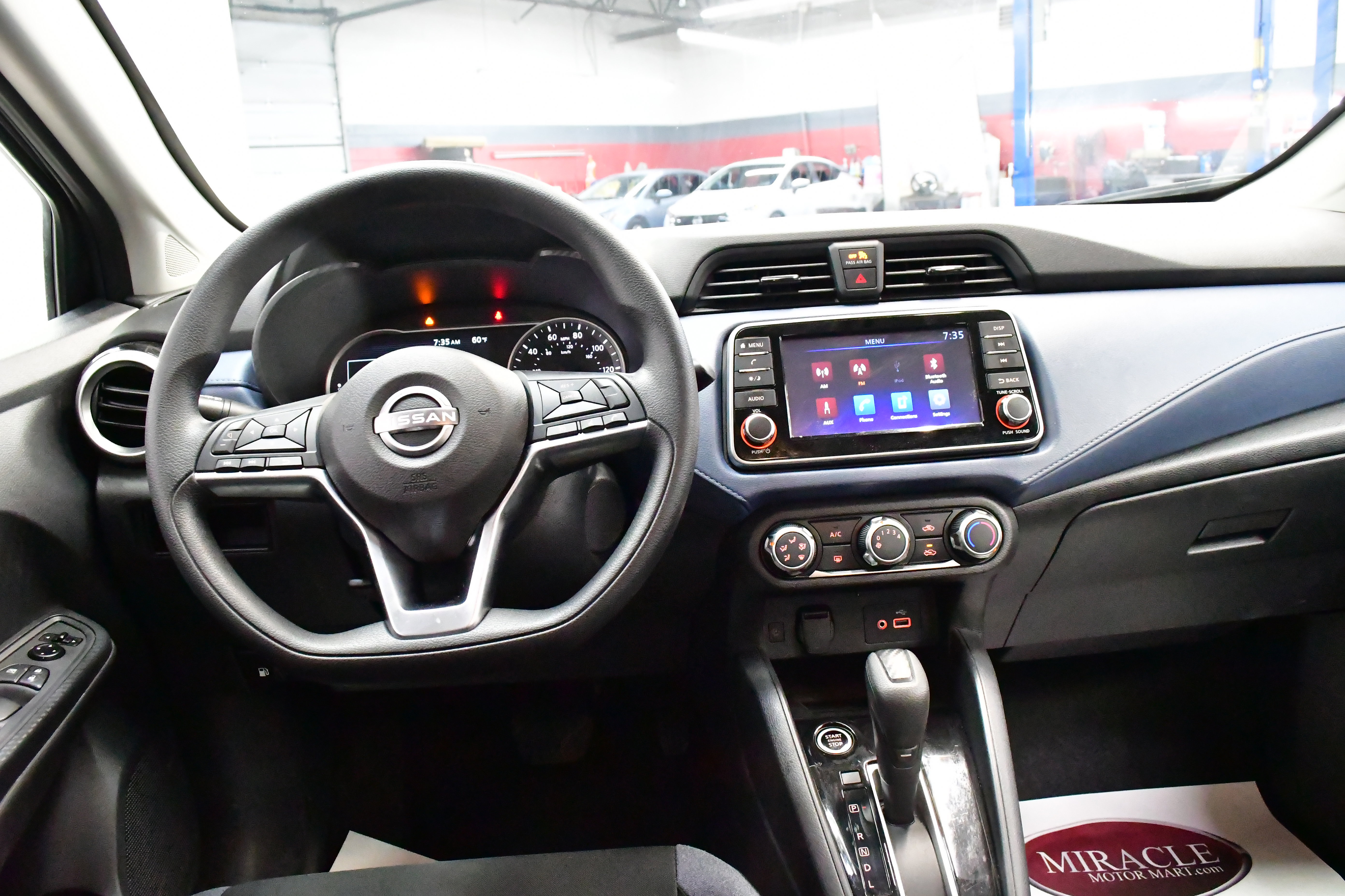 Used 2025 Nissan Versa SV image 5