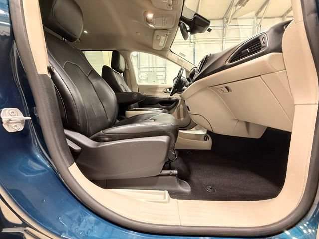 Used 2021 Chrysler Pacifica Touring-L FWD image 29