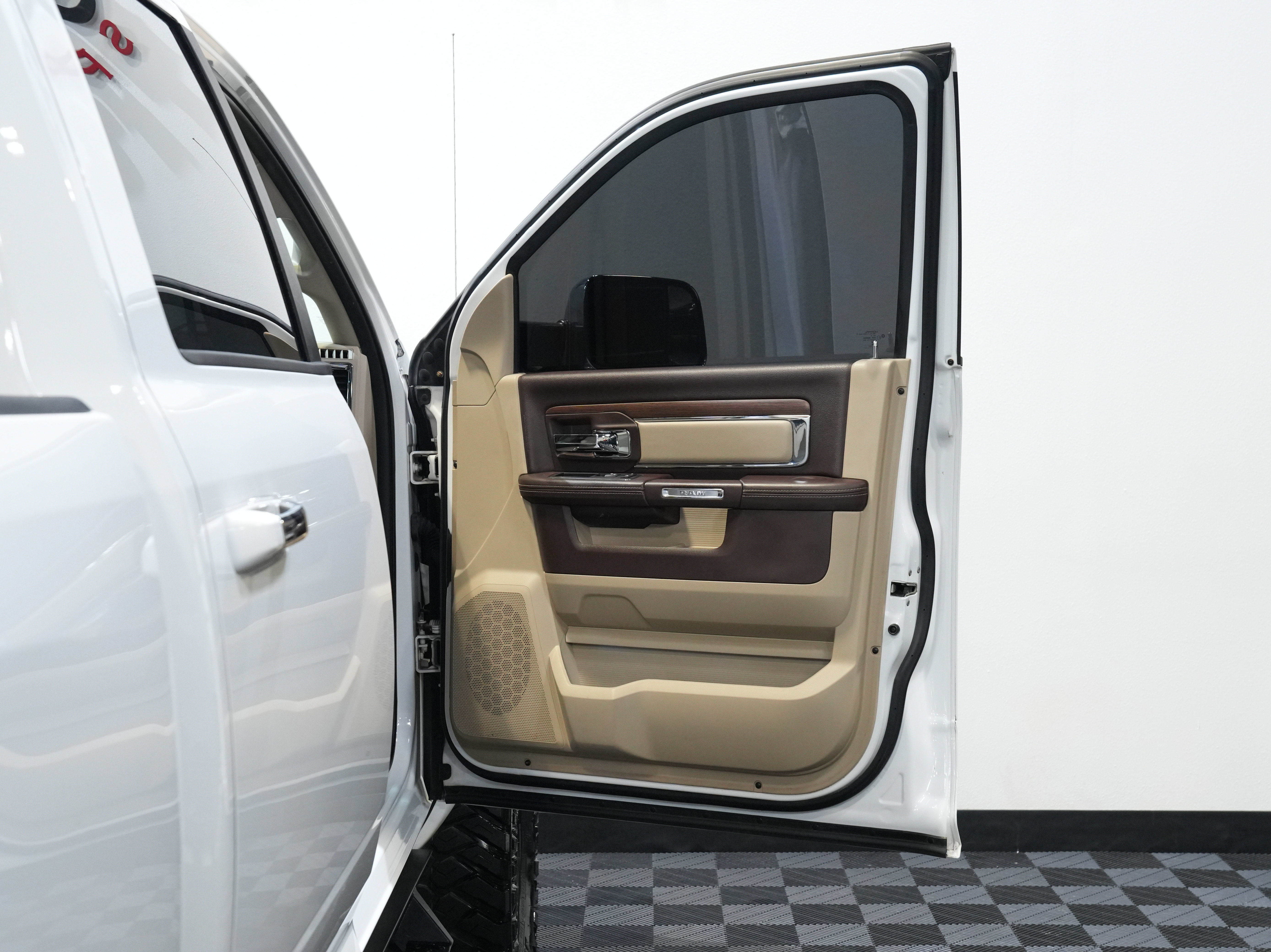 Used 2015 RAM 2500 Laramie w/ Convenience Group image 24