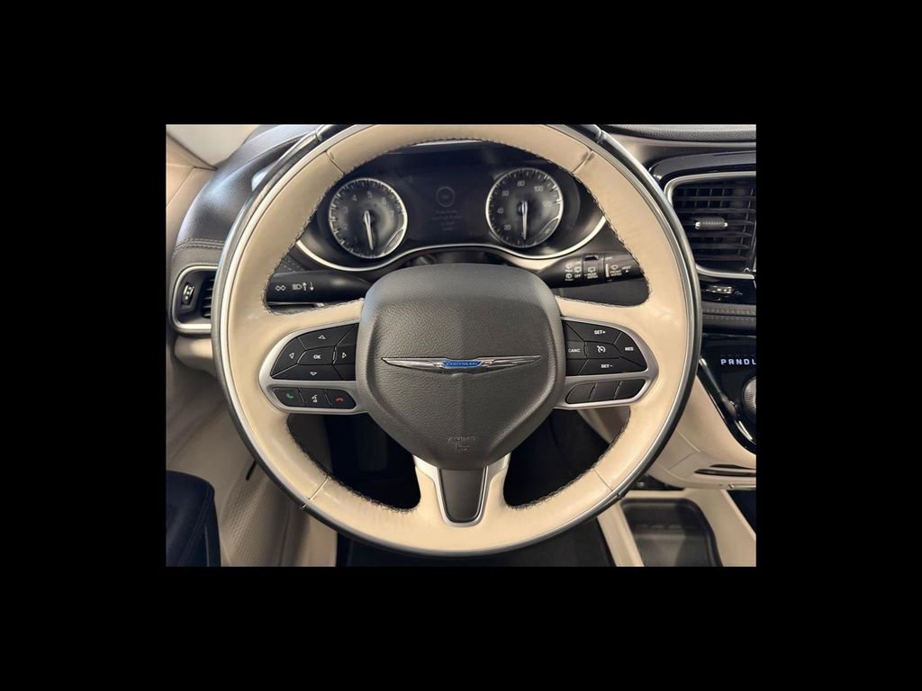 Used 2018 Chrysler Pacifica Limited w/ Tire & Wheel Group FWD image 14