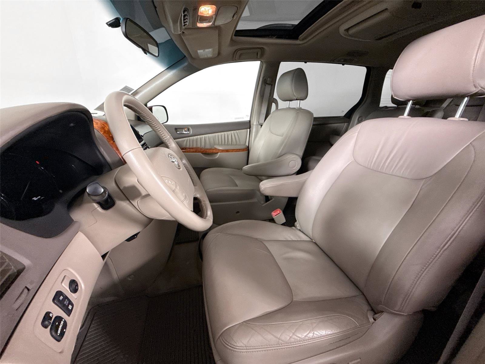 Used 2008 Toyota Sienna XLE image 3