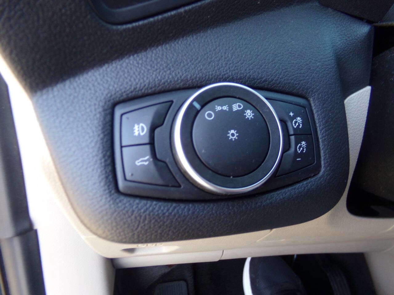 Used 2018 Ford Escape SE image 22