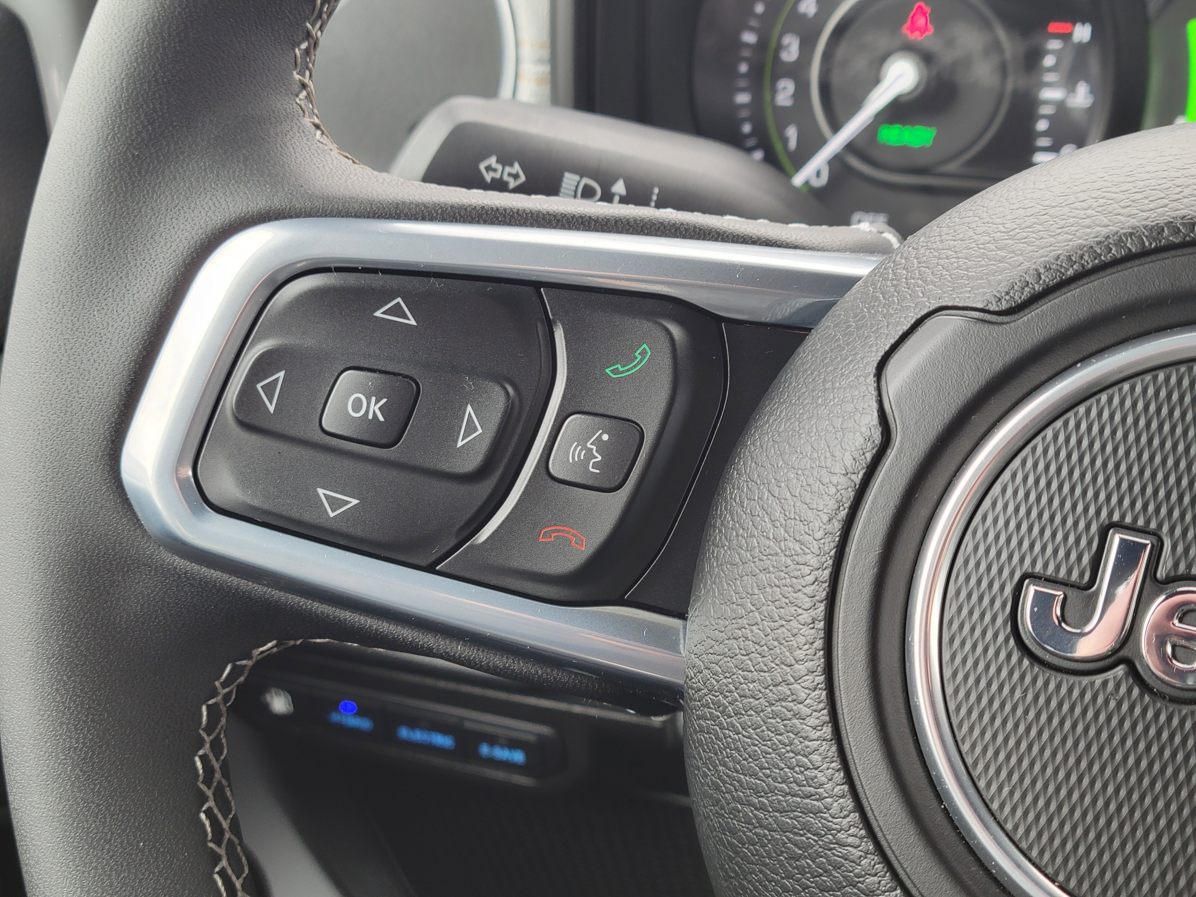 Used 2025 Jeep Wrangler Unlimited Sahara w/ Safety Group image 11