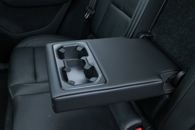 Used 2025 Volvo XC40 B5 Plus image 35