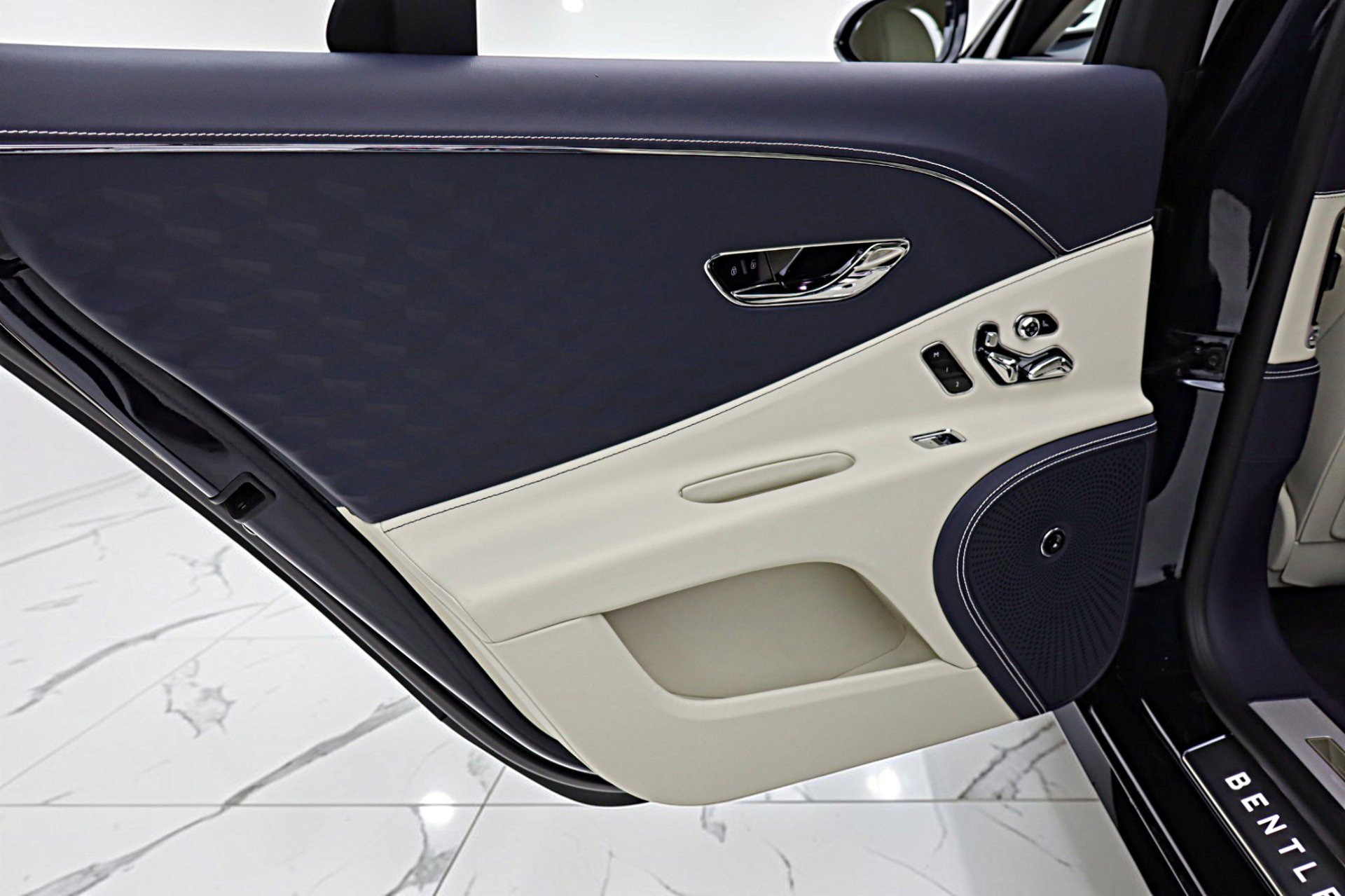 Used 2025 Bentley Flying Spur Plug-In Hybrid image 46