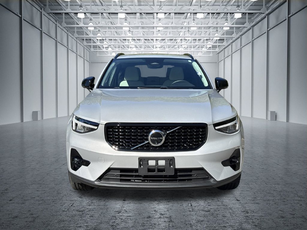 Used 2025 Volvo XC40 B5 Plus AWD/4WD image 2