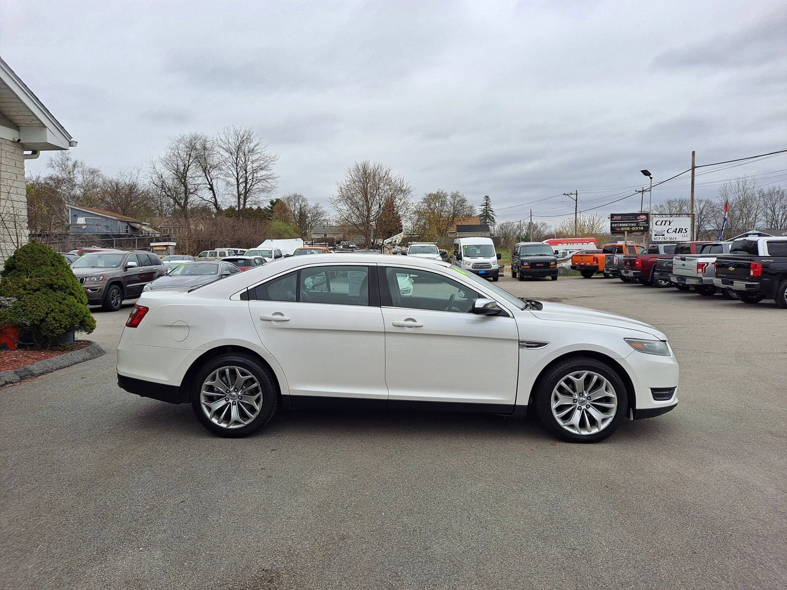 Used 2014 Ford Taurus Limited FWD image 4