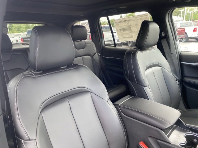 New 2025 Jeep Grand Cherokee Limited w/ Black Appearance Package image 29