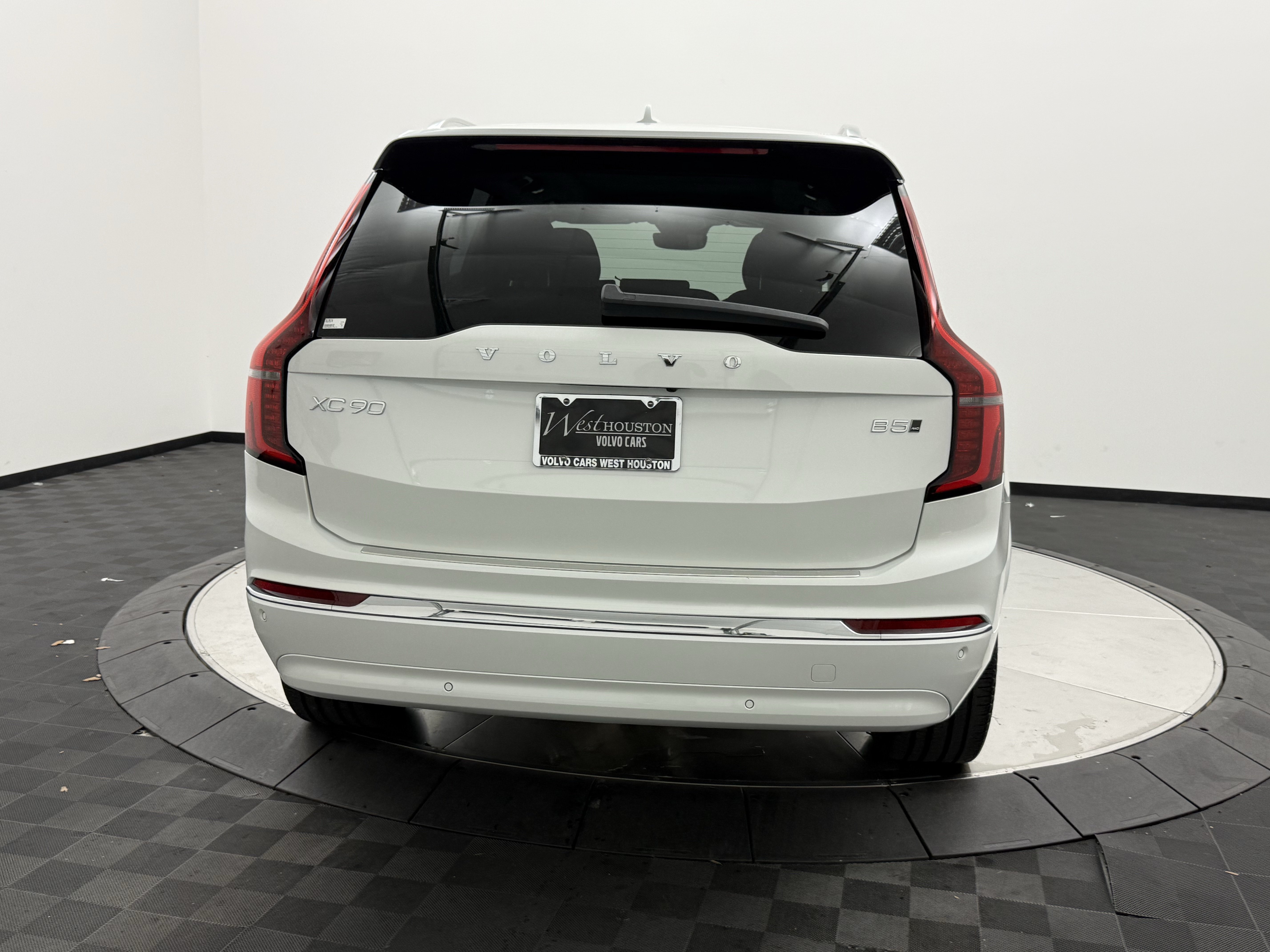 Certified 2025 Volvo XC90 B5 Plus w/ Protection Package Premier AWD/4WD image 7