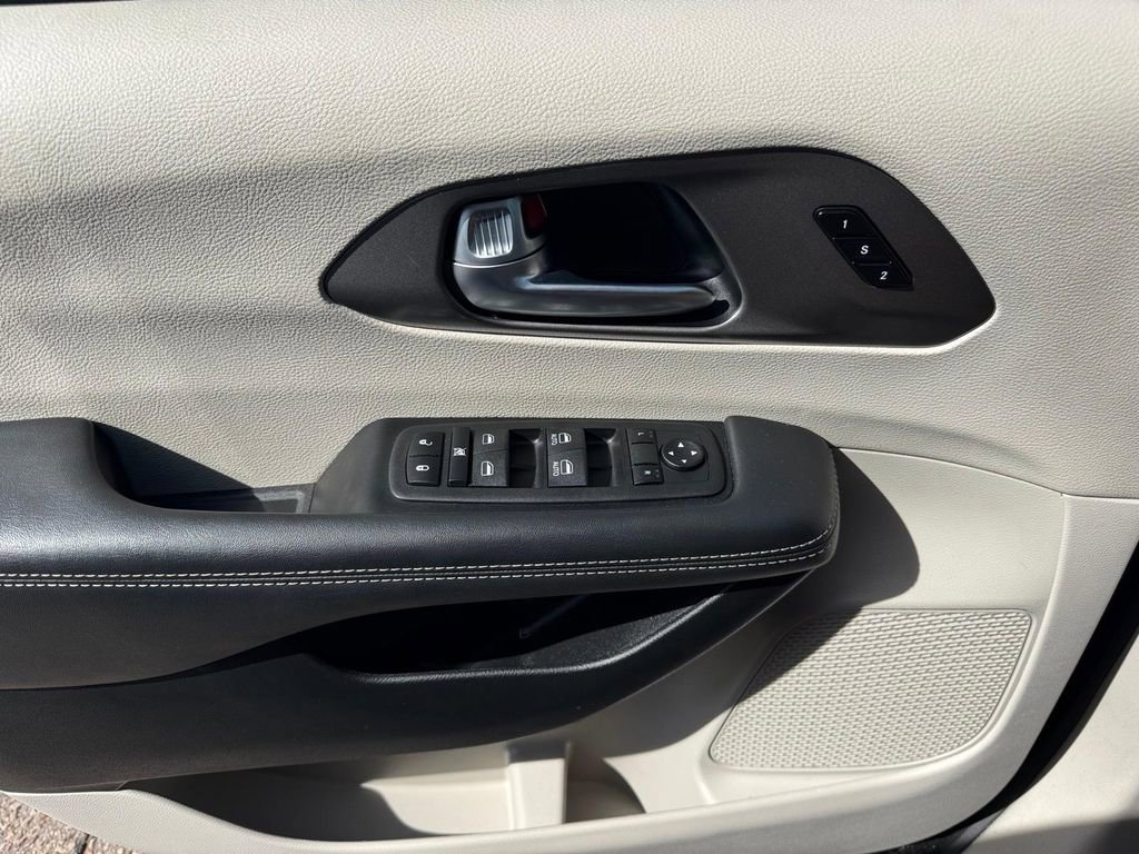 Used 2024 Chrysler Pacifica Touring-L FWD image 21