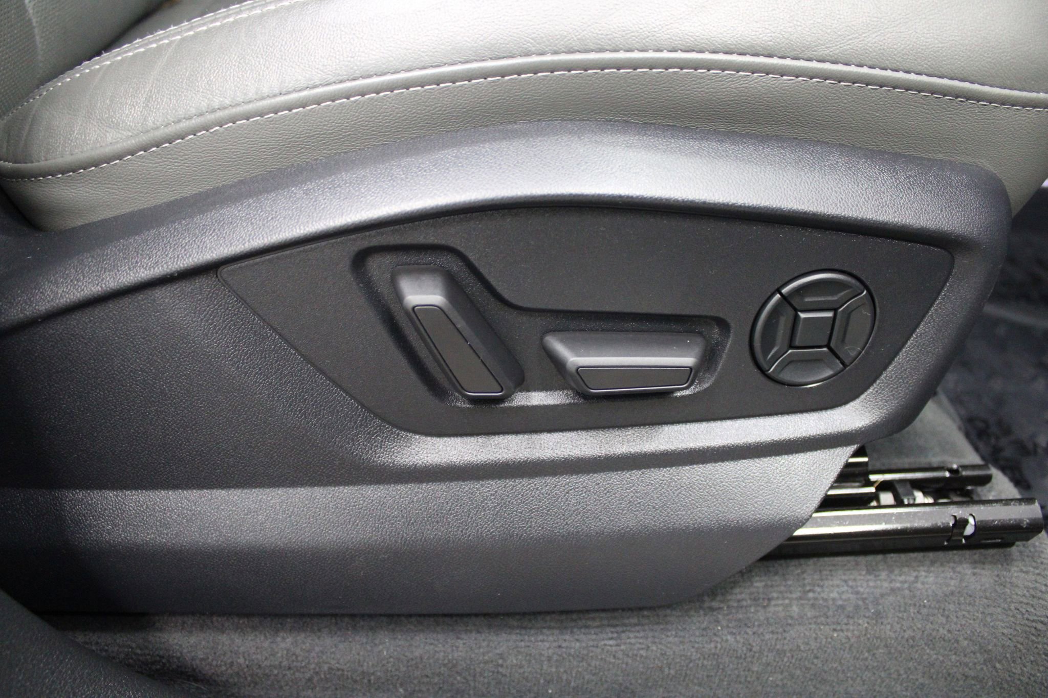 Used 2020 Audi Q8 Premium Plus AWD/4WD image 32