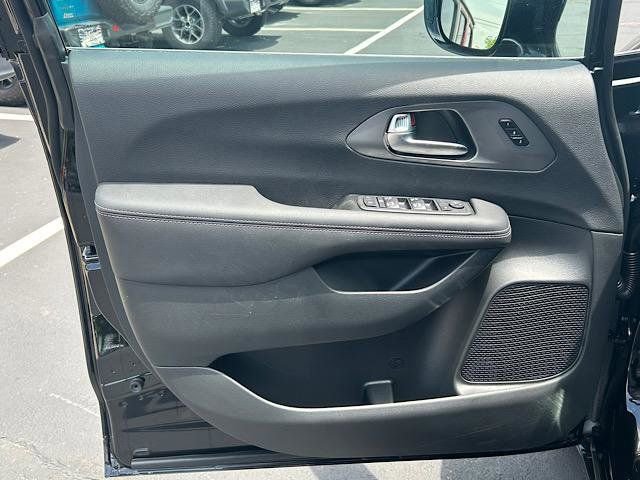 New 2025 Chrysler Pacifica Select image 16