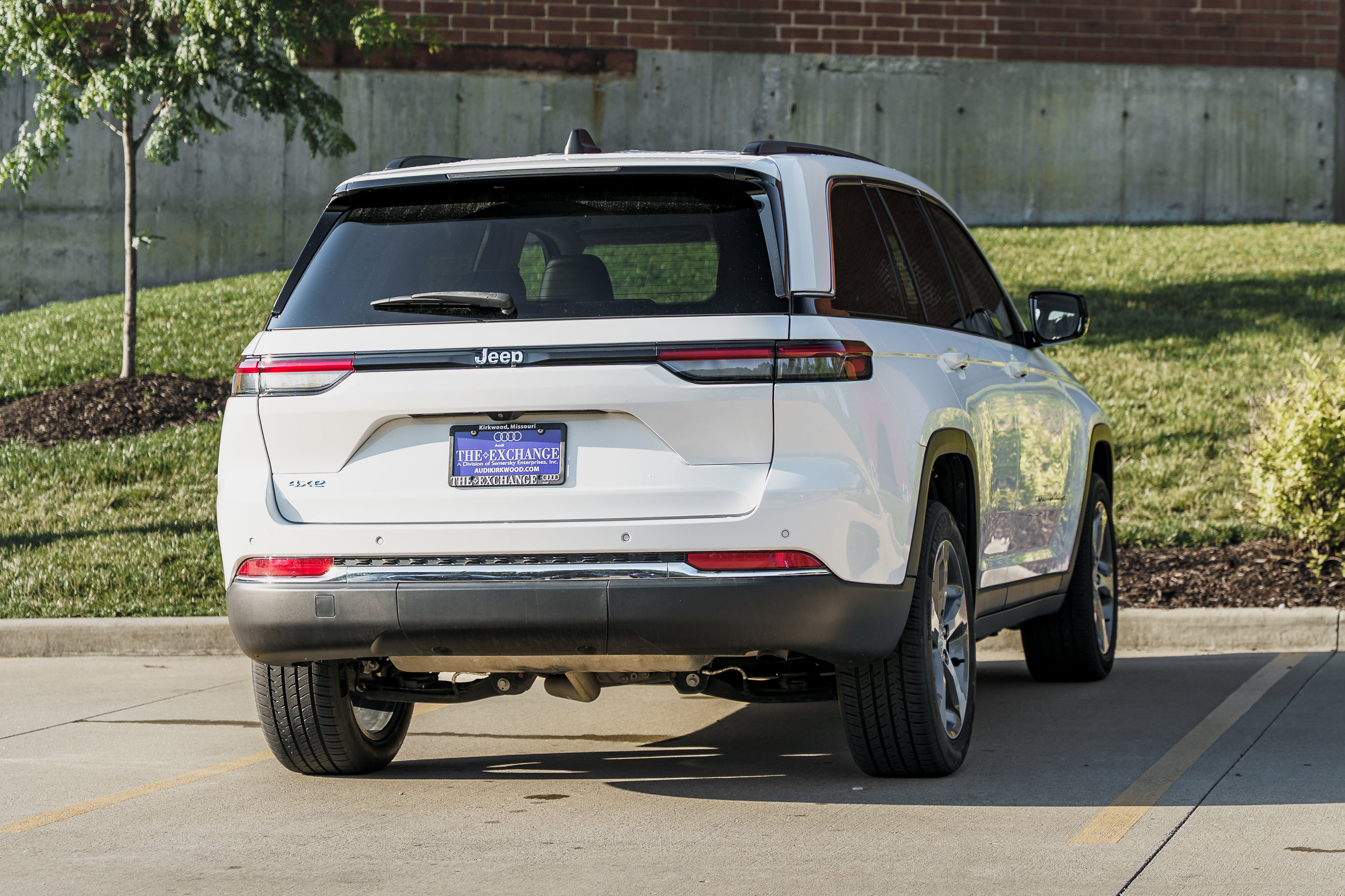 Used 2023 Jeep Grand Cherokee 4WD 4xe image 4