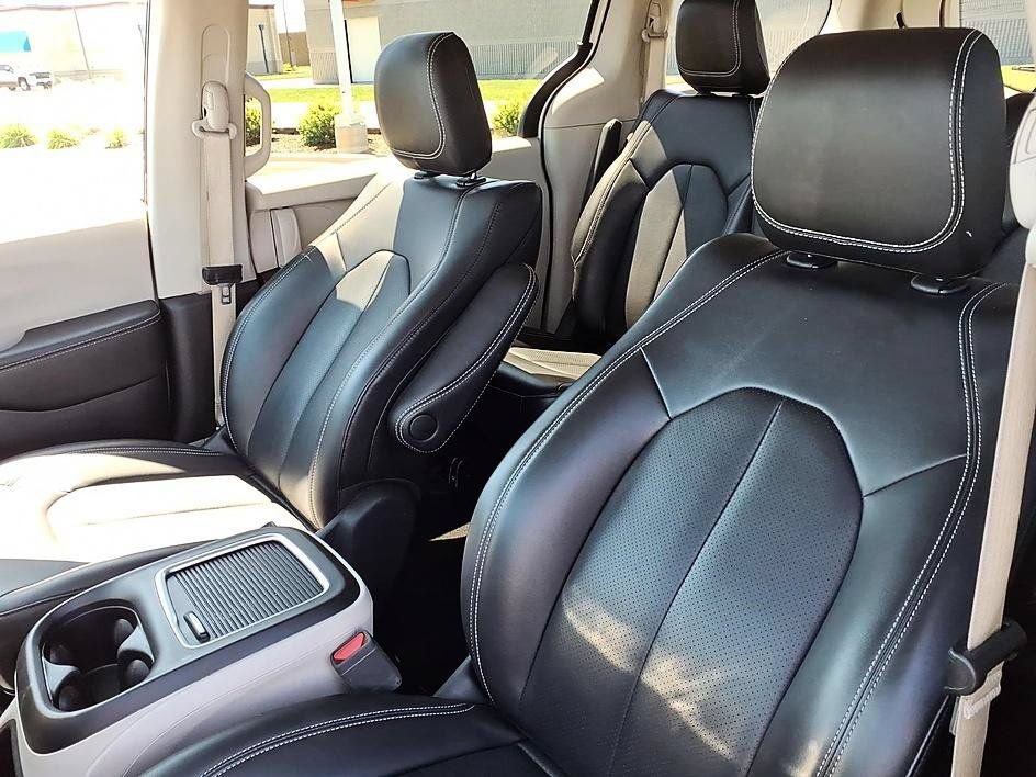 Used 2023 Chrysler Pacifica Touring-L FWD image 18