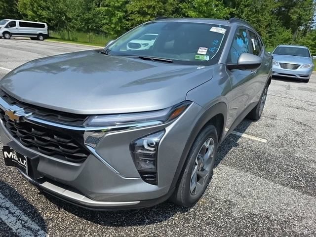 Used 2024 Chevrolet Trax LT w/ Driver Confidence Package FWD image 4