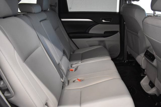 Used 2018 Toyota Highlander XLE AWD/4WD image 17