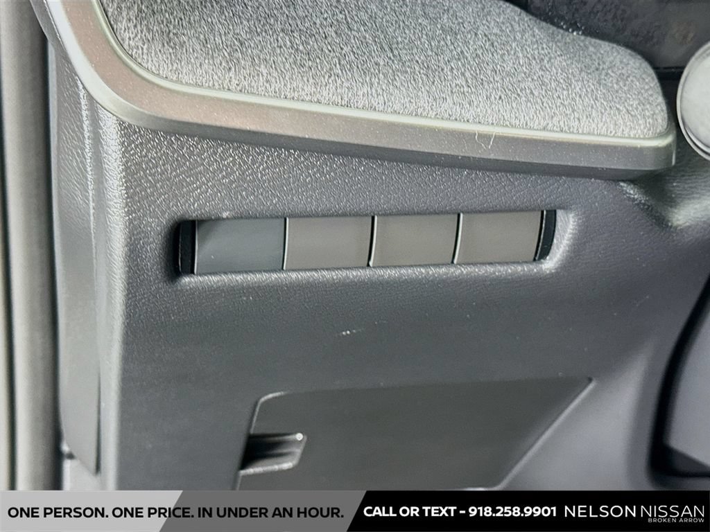 Used 2025 Nissan Kicks SV AWD/4WD image 10