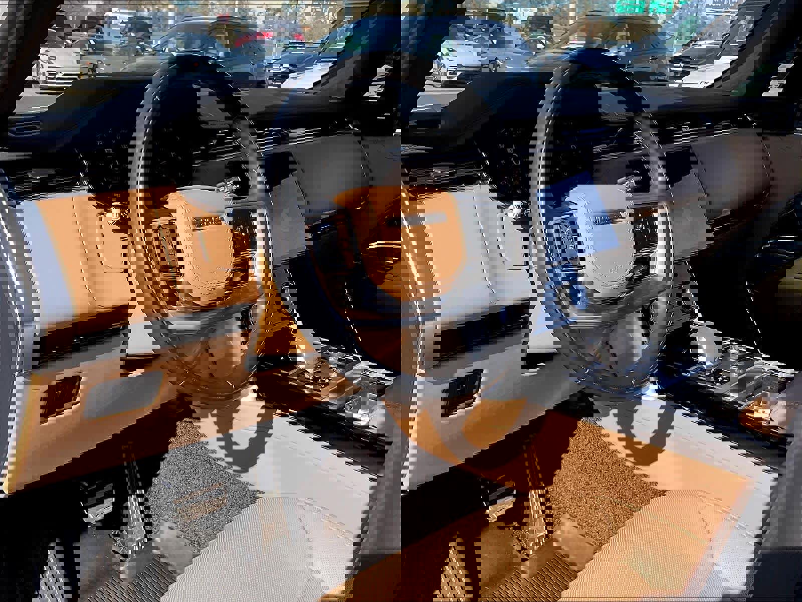 Used 2023 Land Rover Range Rover Long Wheelbase SE image 16