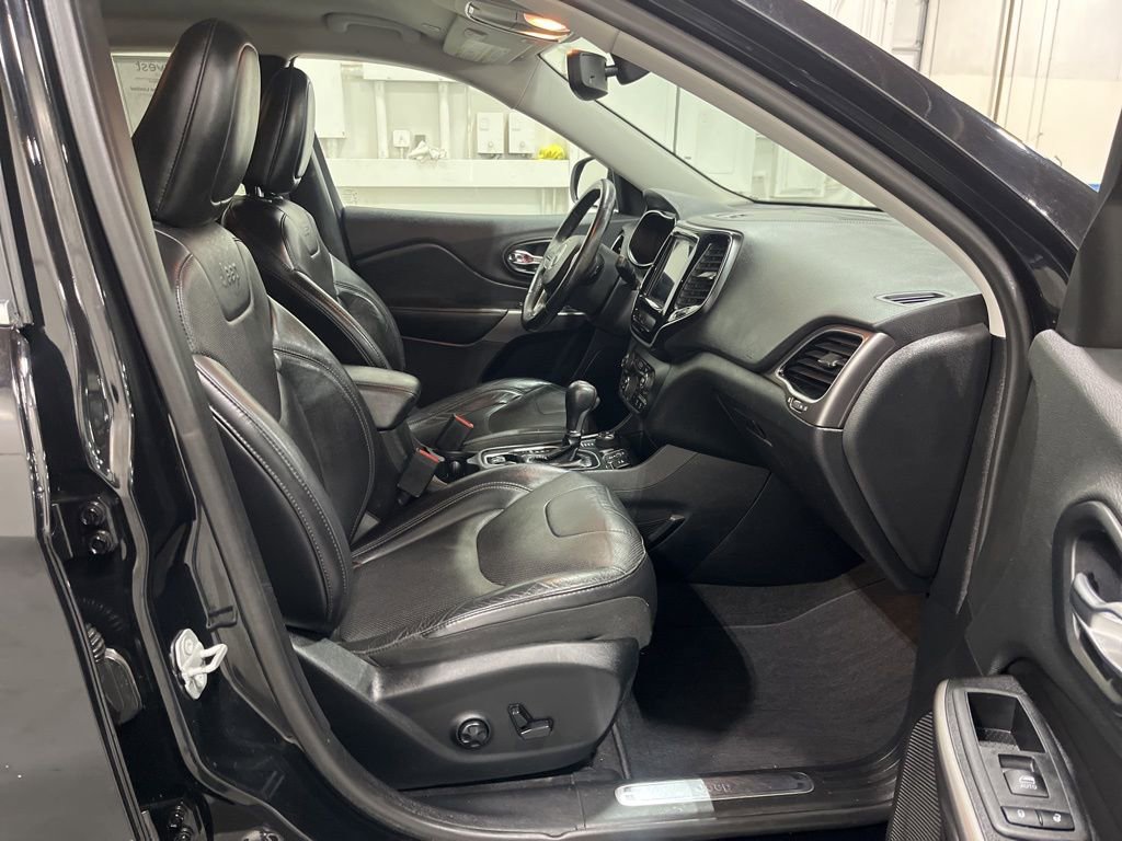 Used 2019 Jeep Cherokee Limited image 30