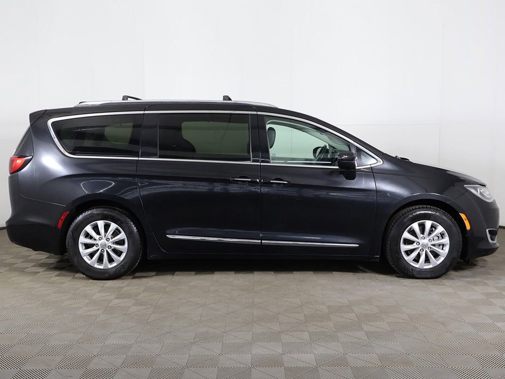 Used 2018 Chrysler Pacifica Touring-L FWD image 18