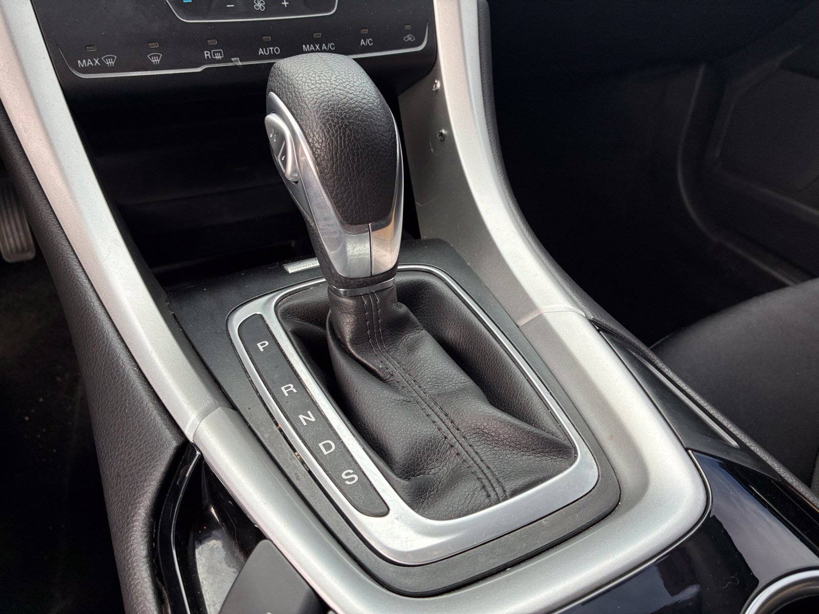 Used 2015 Ford Fusion SE FWD image 12