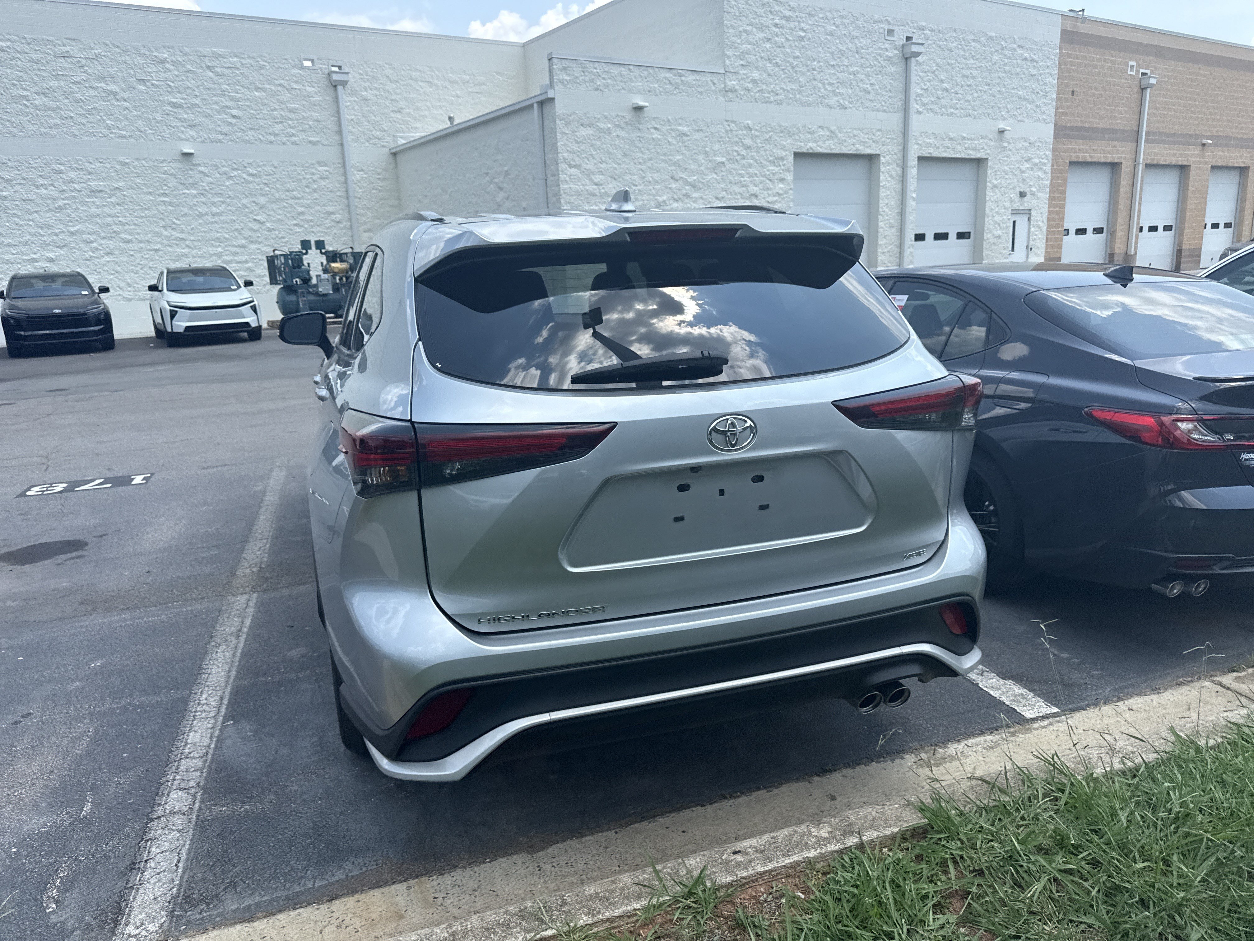 Used 2024 Toyota Highlander XSE FWD image 9