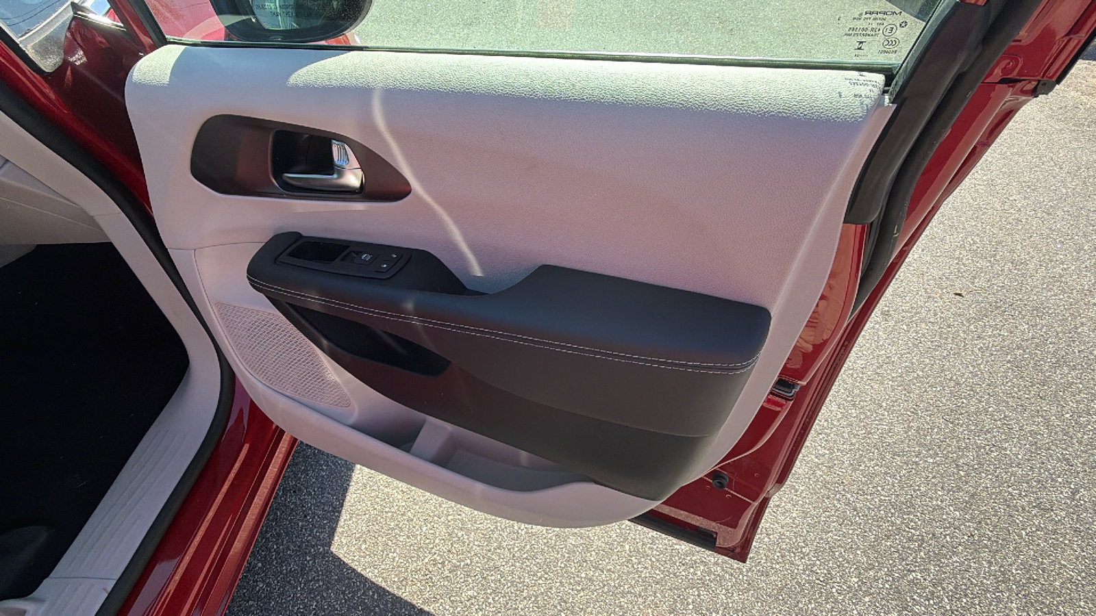 Certified 2024 Chrysler Pacifica Touring-L FWD image 18