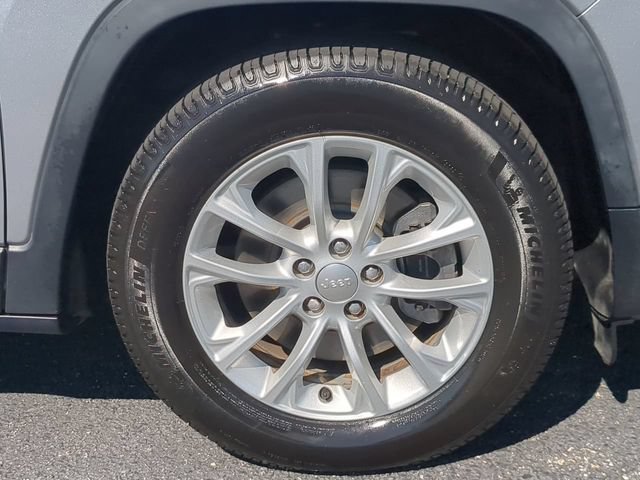 Used 2019 Jeep Cherokee Latitude w/ Cold Weather Group FWD image 10