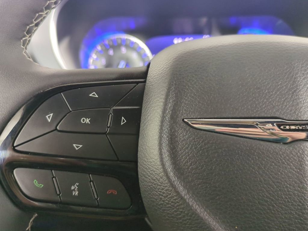 Used 2025 Chrysler Pacifica Limited image 32