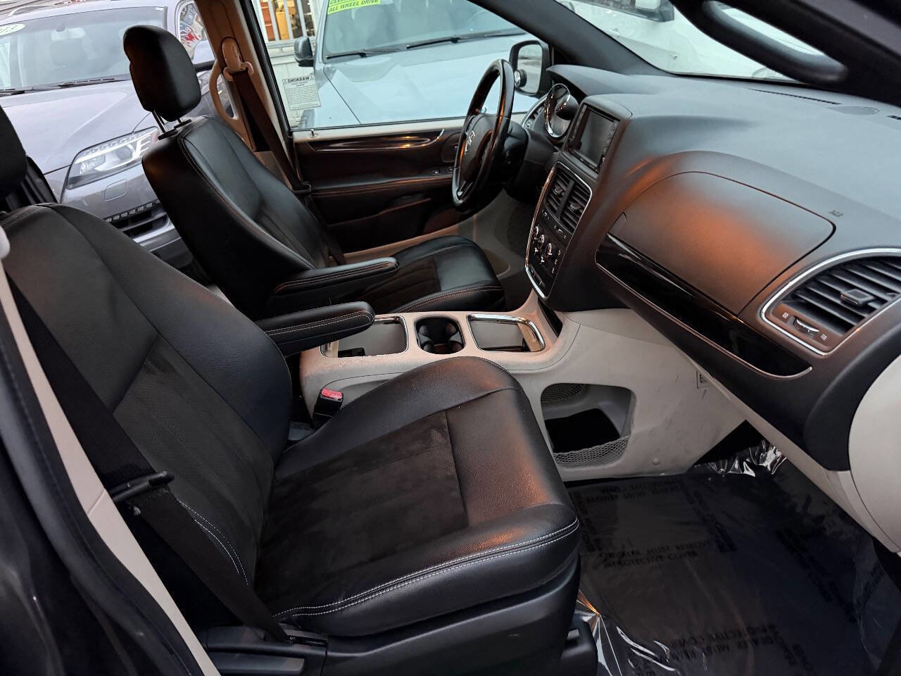 Used 2017 Dodge Grand Caravan SXT image 17