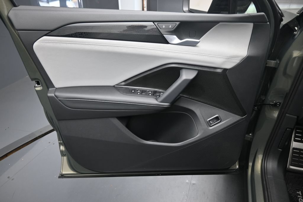 New 2026 Volkswagen Tiguan SE R-Line FWD image 21