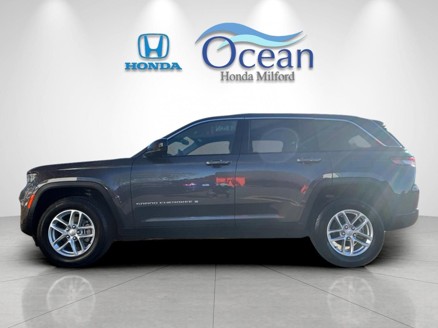 Used 2024 Jeep Grand Cherokee Laredo X w/ Luxury Tech Group I image 2