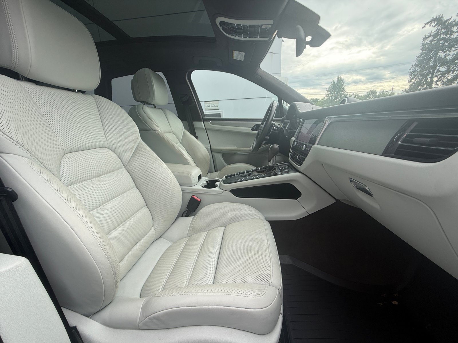 Used 2020 Porsche Macan Turbo AWD/4WD image 22