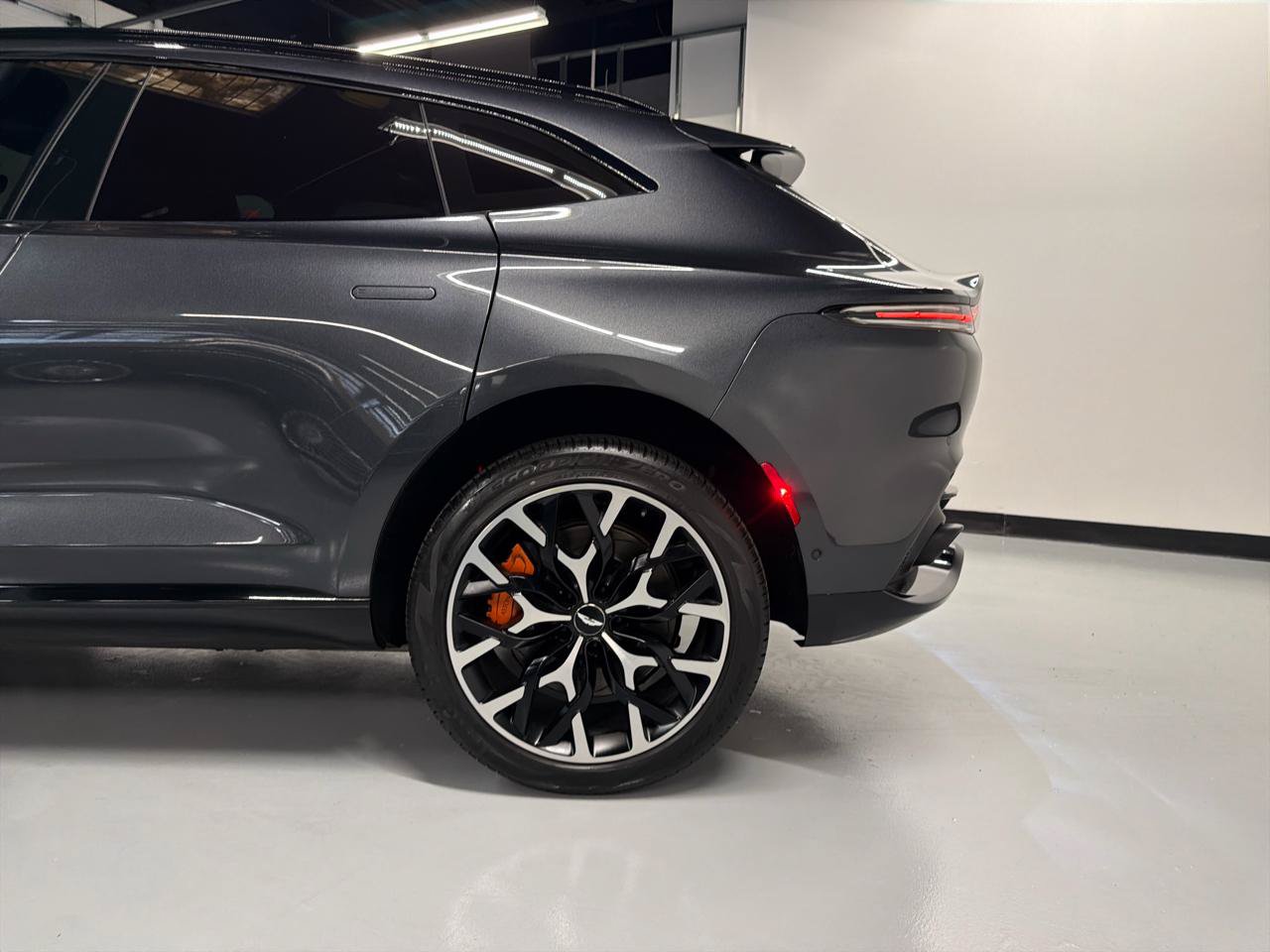 Used 2021 Aston Martin DBX AWD/4WD image 5