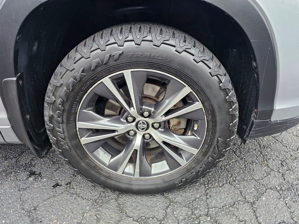 Used 2017 Toyota Highlander Plus AWD/4WD image 9