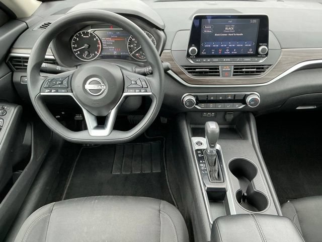 Used 2025 Nissan Altima 2.5 SV FWD image 13