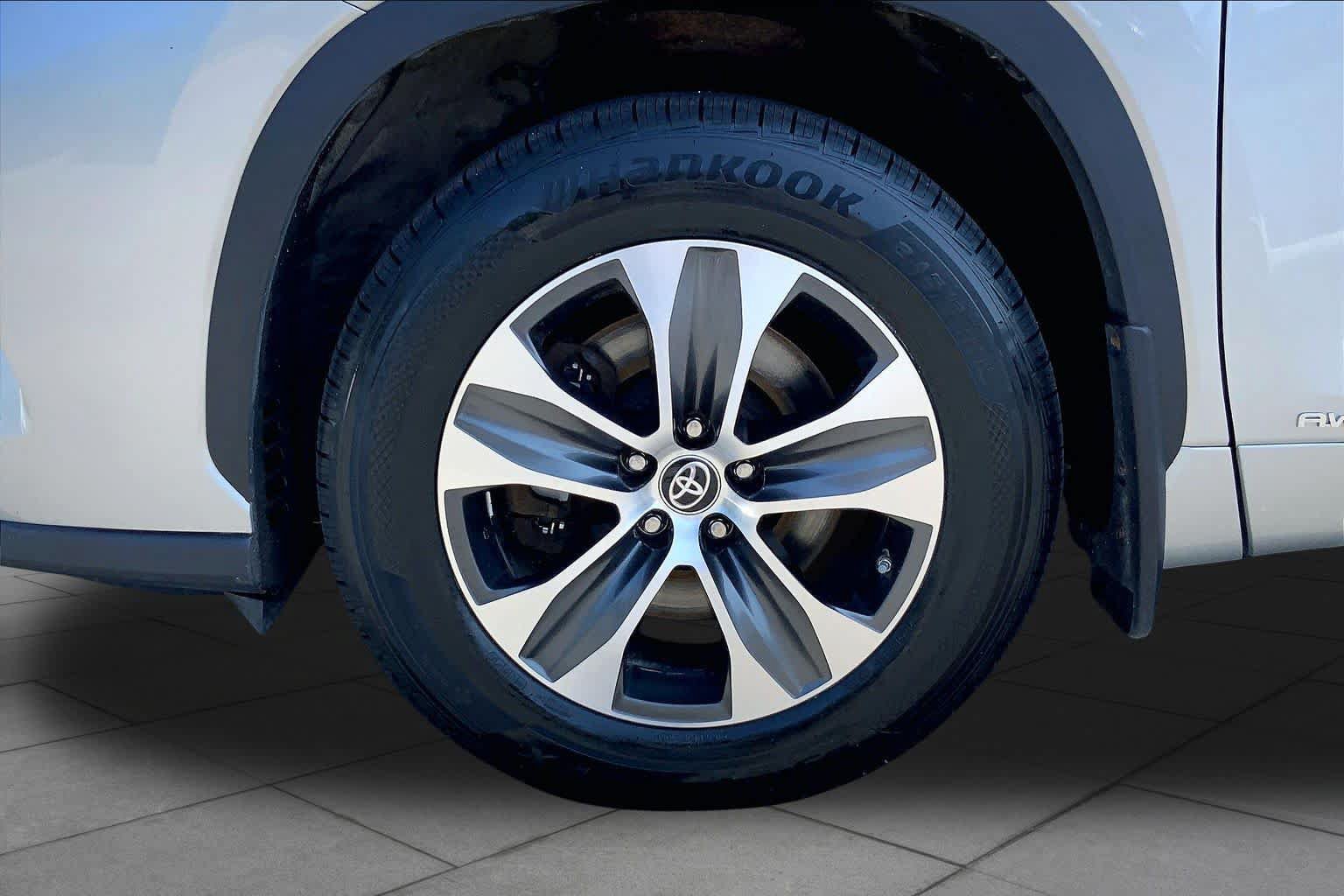 Used 2023 Toyota Highlander XLE AWD/4WD image 11