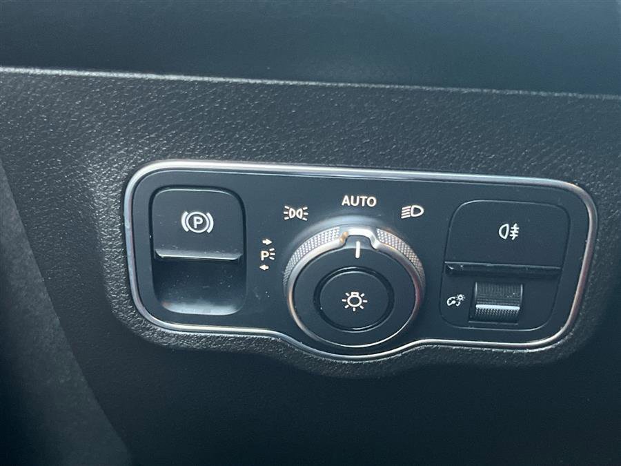 Used 2021 Mercedes-Benz GLB 250 4MATIC image 37