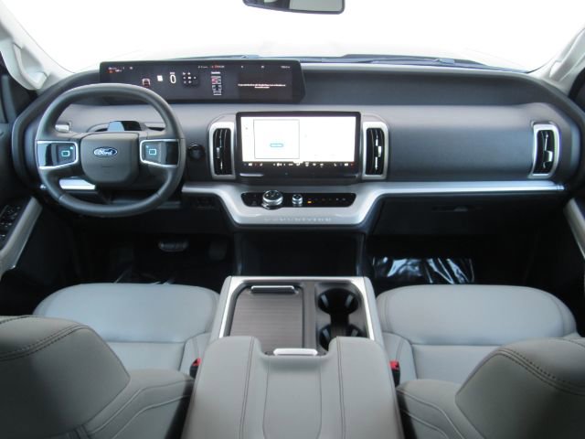 Used 2025 Ford Expedition Active image 2