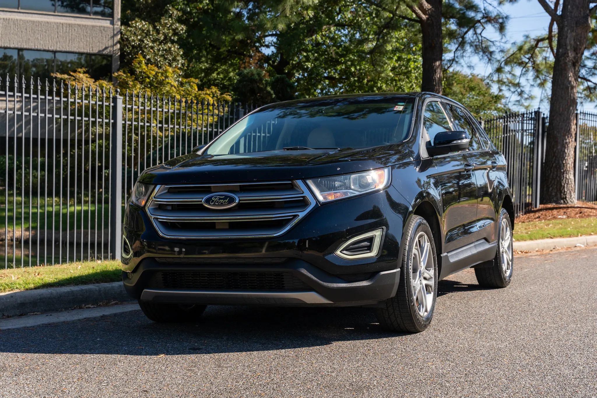 Used 2016 Ford Edge Titanium FWD image 2