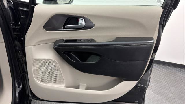 Used 2024 Chrysler Pacifica Touring-L FWD image 21