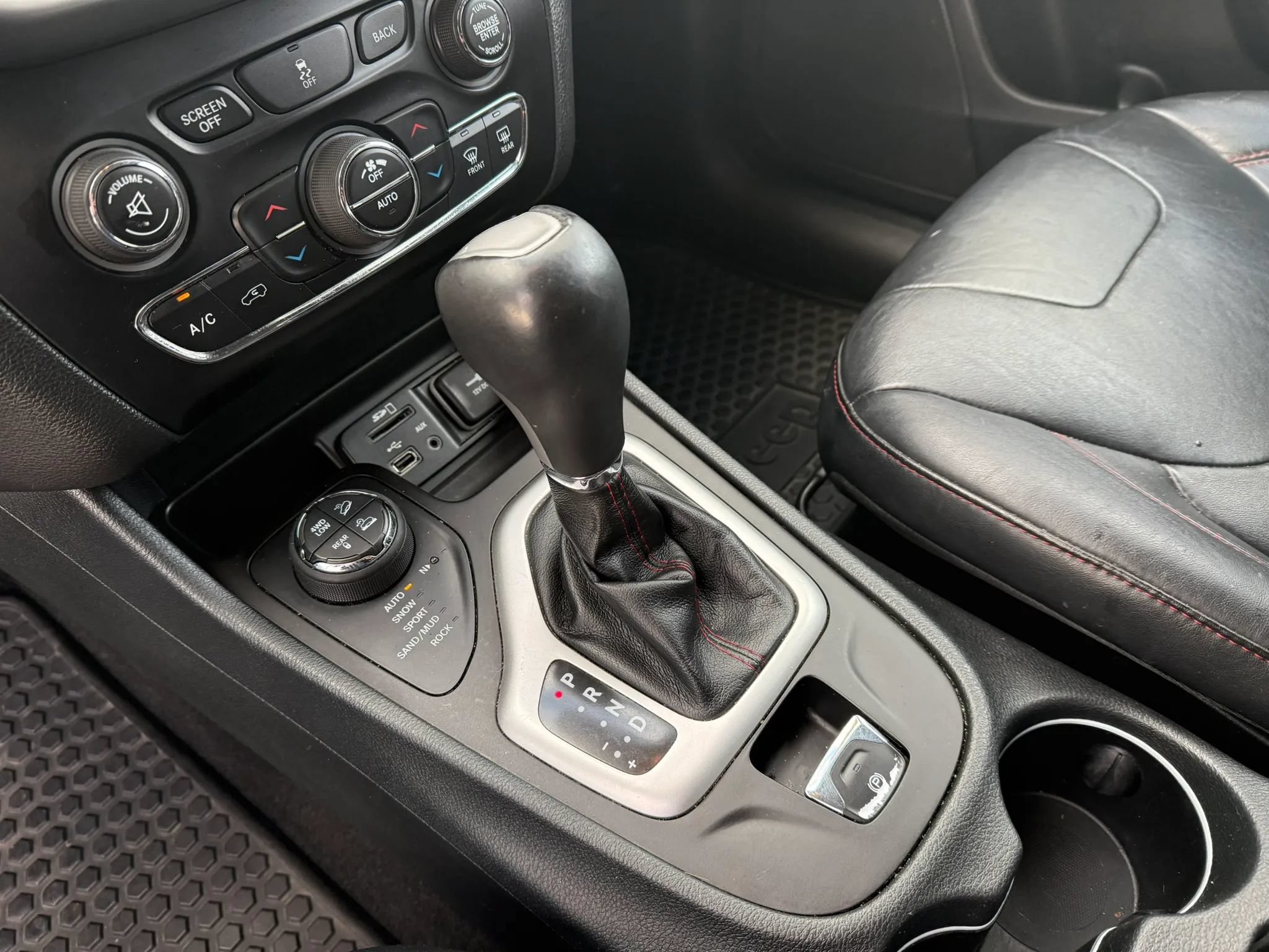 Used 2014 Jeep Cherokee Trailhawk w/ Comfort/Convenience Group AWD/4WD image 20
