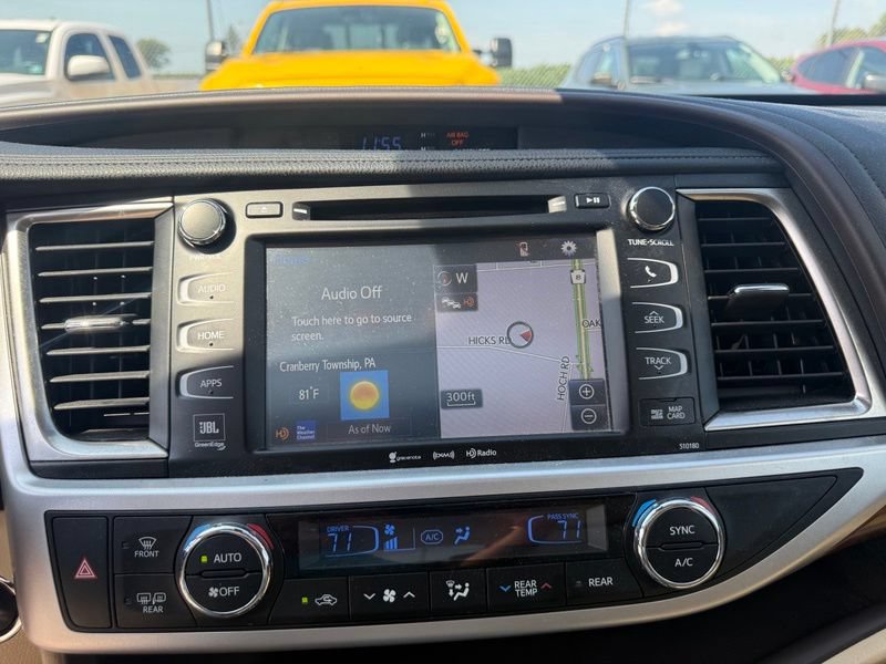 Used 2017 Toyota Highlander Limited AWD/4WD image 11