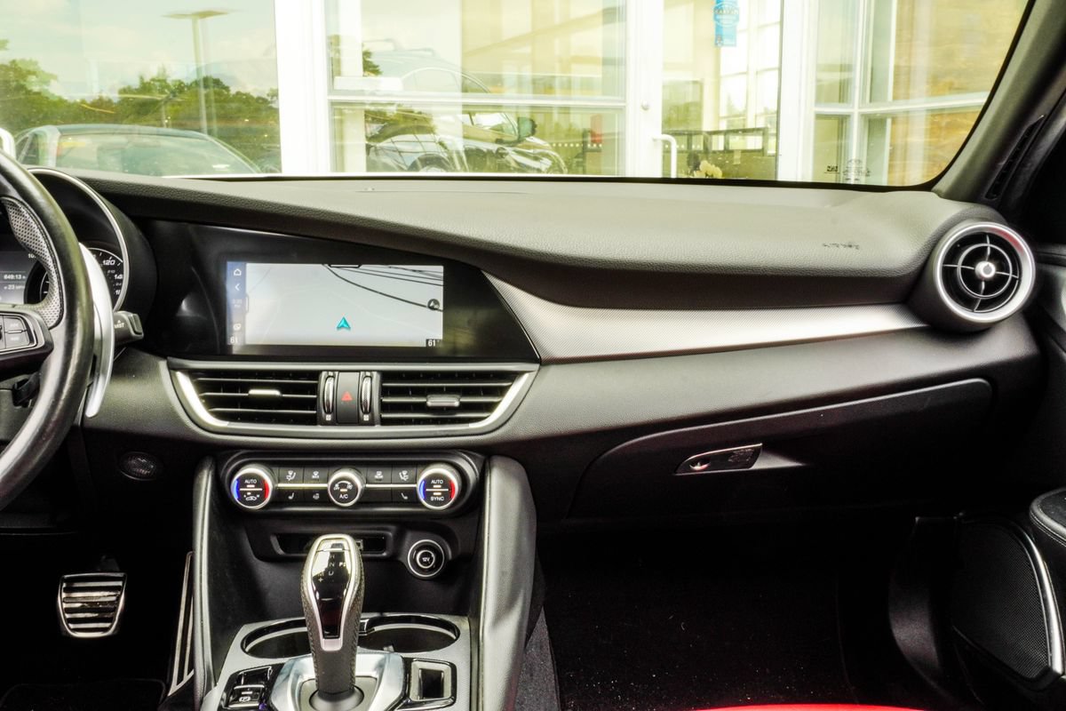 Used 2022 Alfa Romeo Giulia Veloce RWD image 19