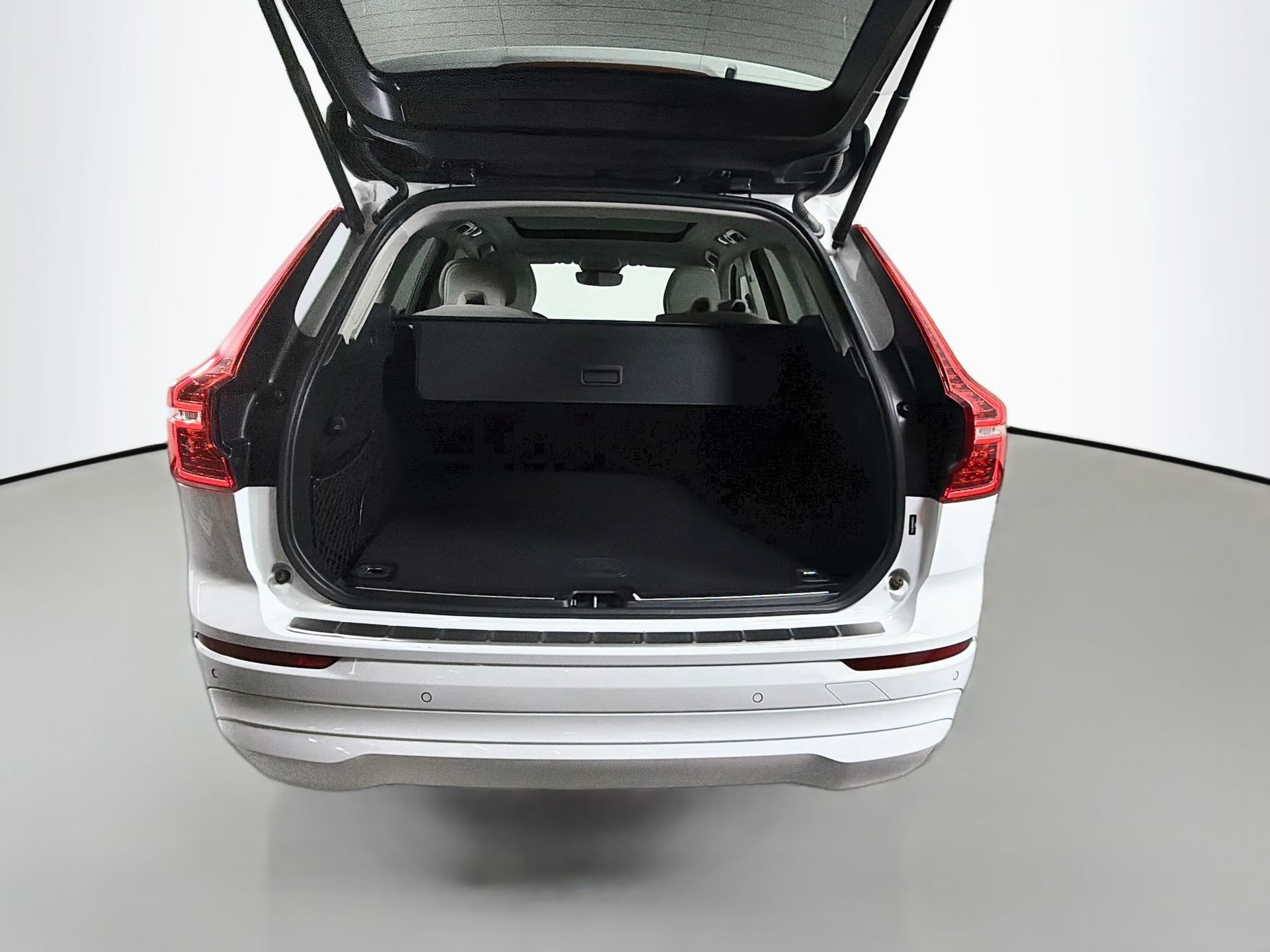 Certified 2022 Volvo XC60 B5 Momentum w/ Advanced Package FWD image 25