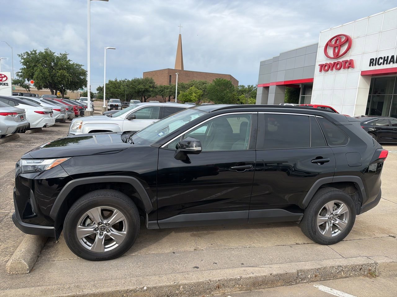 Used 2023 Toyota RAV4 XLE FWD image 1